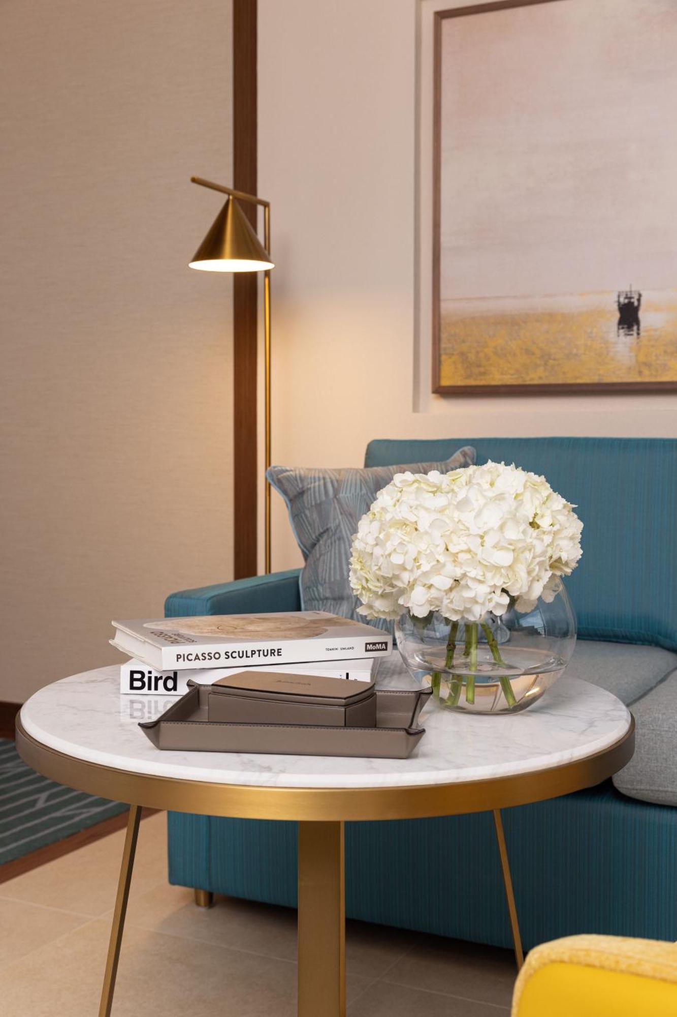 Jumeirah Gulf Of Bahrain Manama Exterior photo A coffee table with a bouquet of flowers